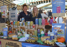 Bij Weerribben Zuivel en Zuiver Zuivel: Agnes Jongman en Myrthe Bijl. Rechts zie je het nieuwe concept. Drie melkveehouders van Zuiver Zuivel houden de kalfjes bij de koe. Vanaf 1 oktober wordt deze melk als halfvolle en volle 'kalf bij koe' melk verkocht in de biologische speciaalzaken.